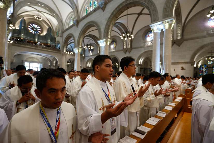Transform yourselves to transform world, Pope tells Philippine clergy