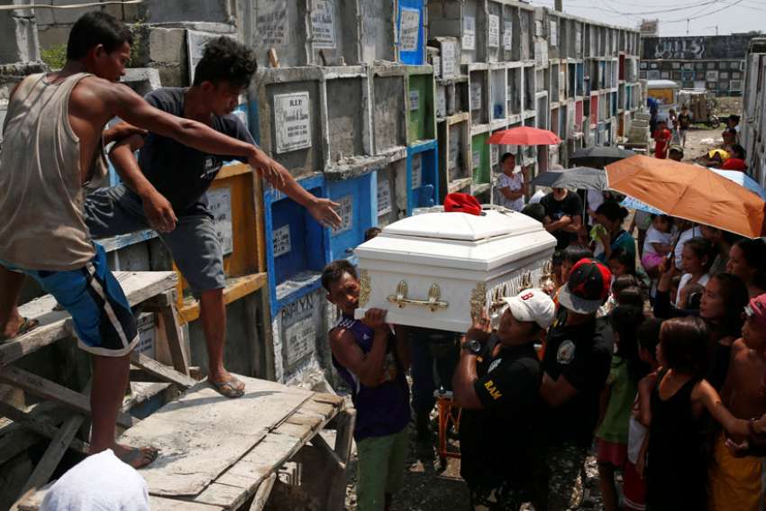Philippine bishops urge All Souls' Day prayers for drug war victims