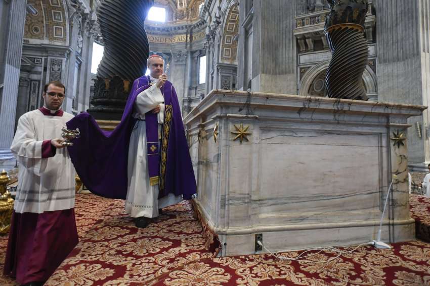 Act of reparation performed on altar of St. Peter's Basilica