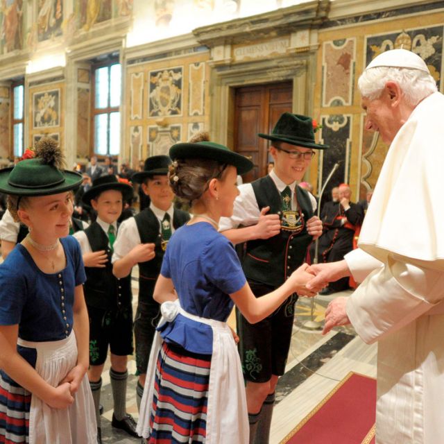 Bavarian band, dancers celebrate Pope's birthday in apostolic palace 
