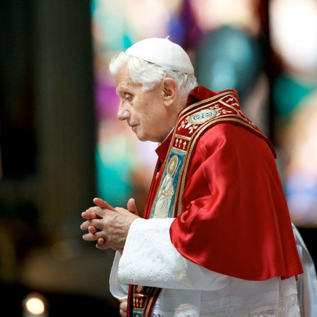 Pope opens possibility of US visit, says faith builds strong families 