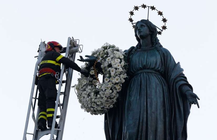 Spend time in silence and service before Christmas, pope suggests