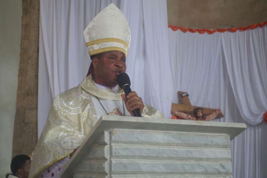 Pope tells Nigerian priests to accept bishop or be suspended