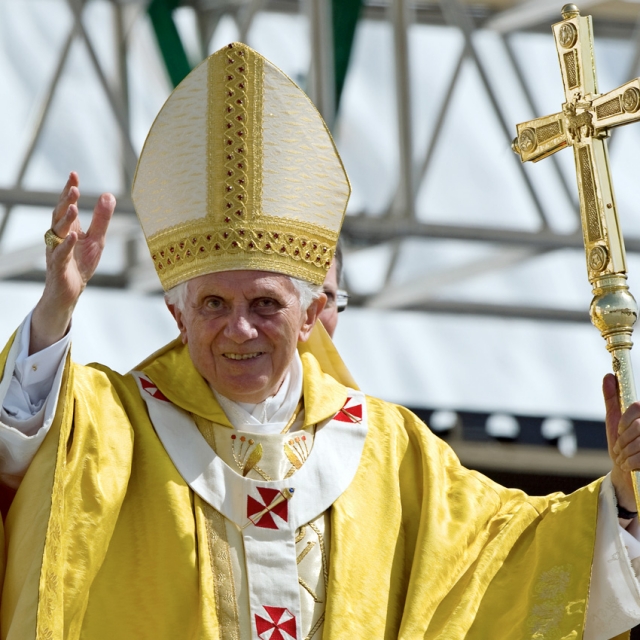 Pope tells young to build on their faith, share it with the world