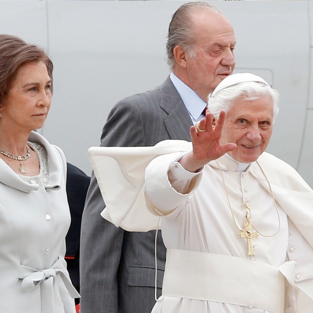 Pope says listening to, praying with young is a great joy 