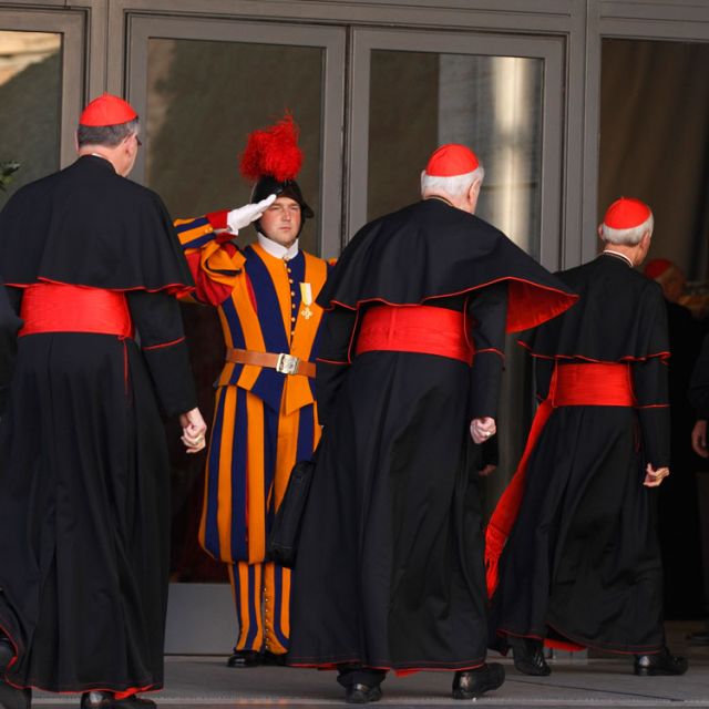 Cardinals begin pre-conclave meetings at Vatican 