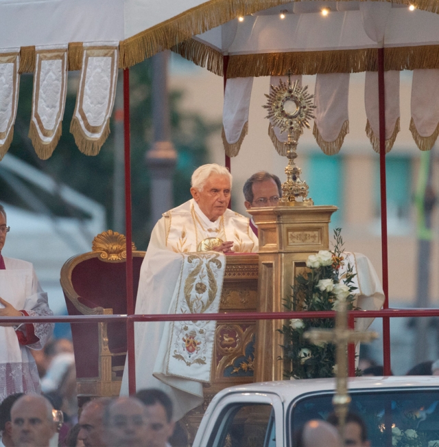 Pope calls for aid to those fleeing North Africa, Middle East conflicts 