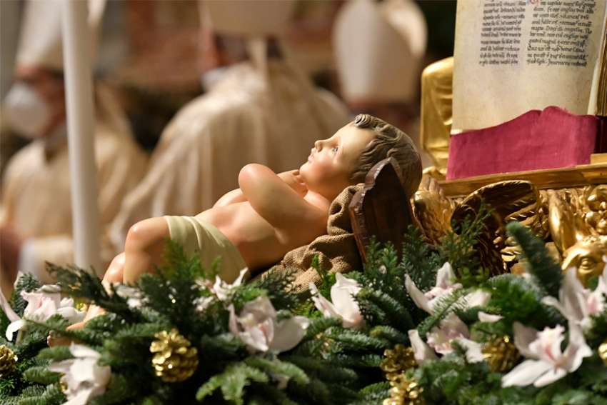 Christmas Eve: Jesus' birth brings hope in troubling times, Pope Francis says