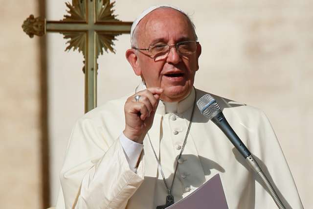 Pope chooses 'family' as theme for World Communications Day 2015