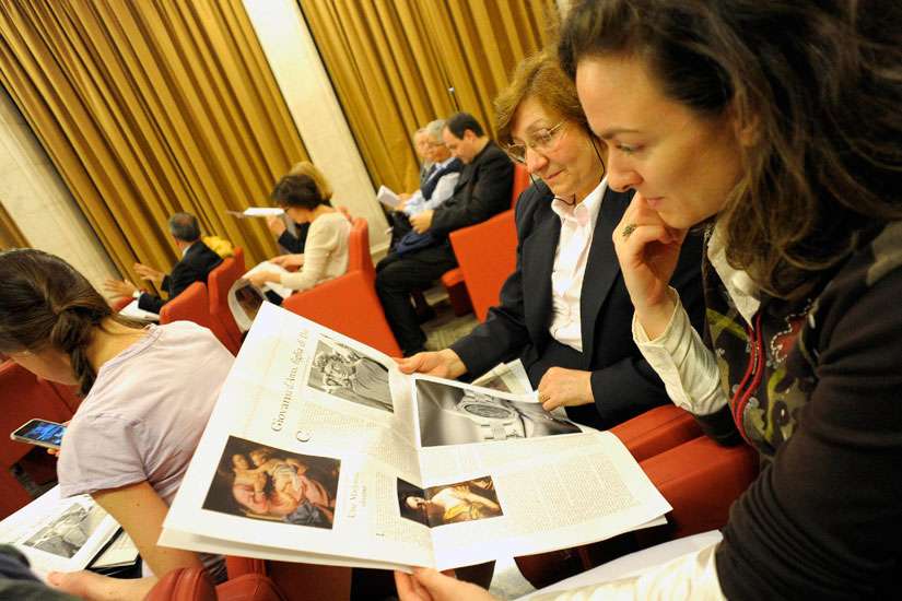Pope to set up commission to study women deacons