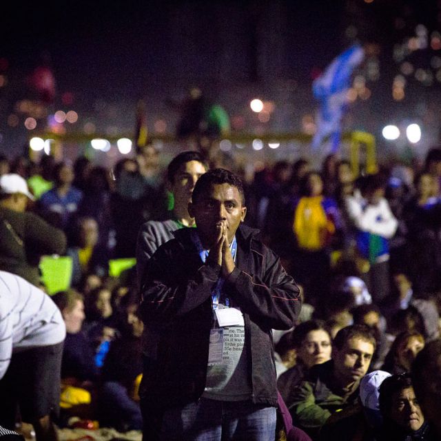 Christ's cross eases suffering, teaches love, Pope tells youths 