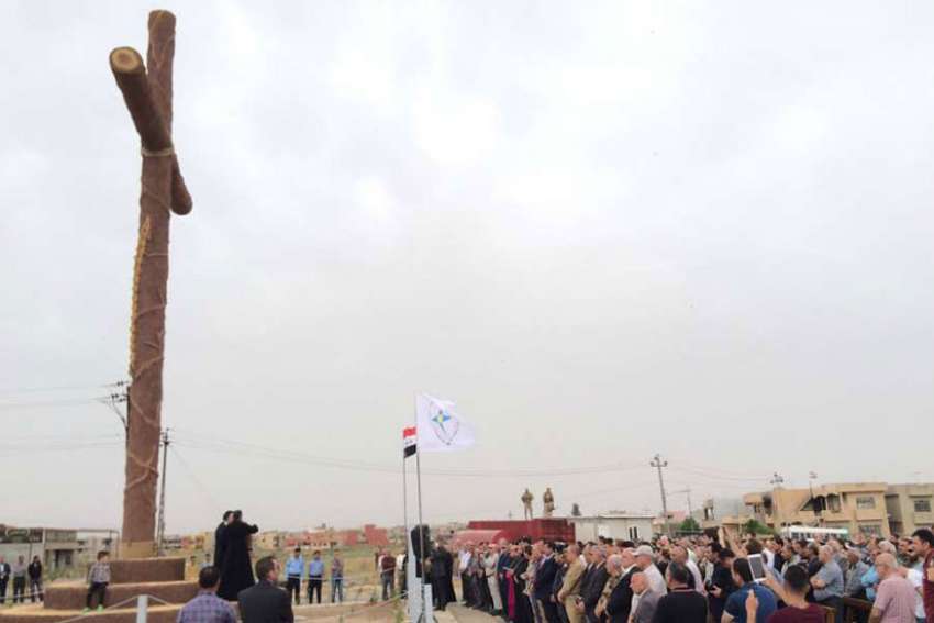 Blessing of cross begins rebuilding of Iraqi towns destroyed by Islamic State