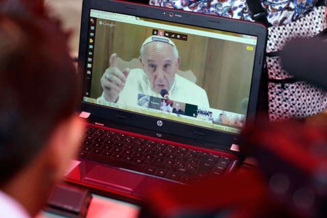 In Google Hangout, Pope Francis helps launch worldwide social network
