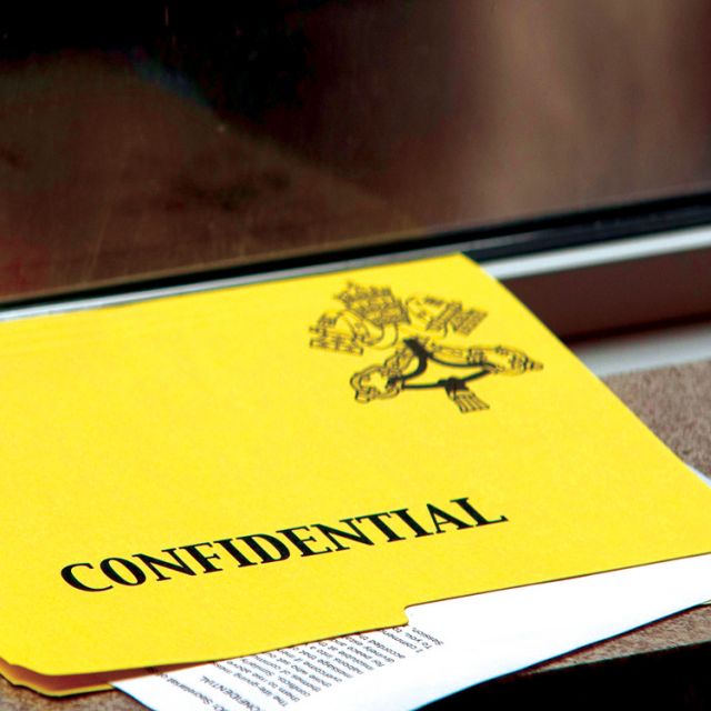 Vatican police arrest one source of "Vatileaks" documents 