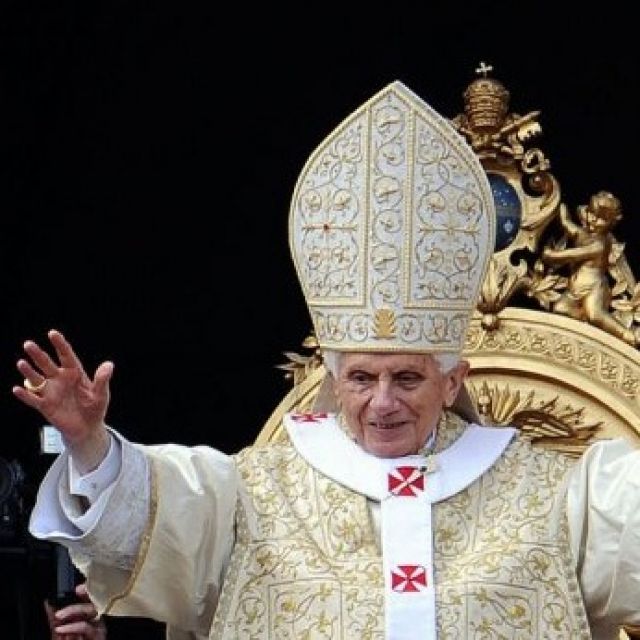 Christ's resurrection changed the world, Pope says at Easter 