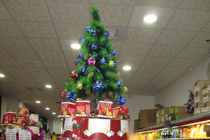 Israeli university defends student union Christmas tree over rabbinical objection