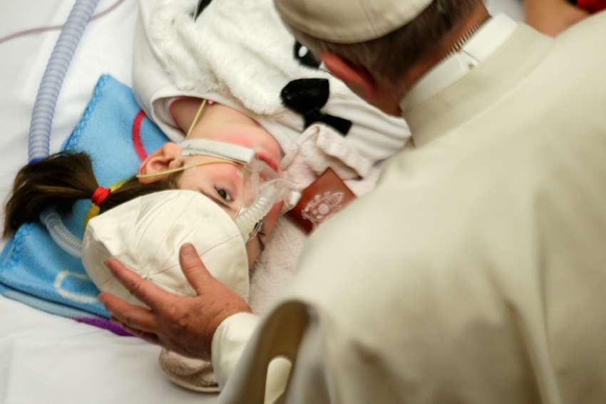 Pope Francis blesses hands of doctors, nurses at pediatric hospital