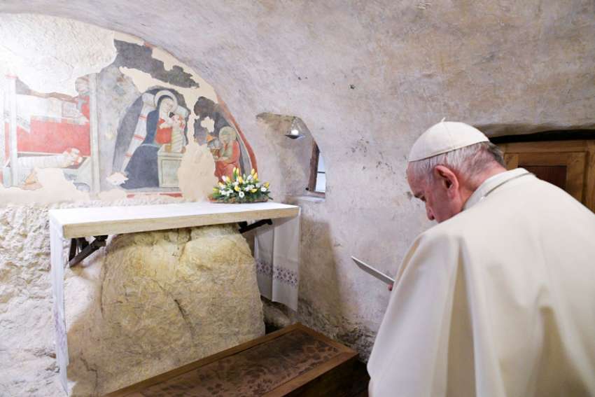 Pope Francis encourages faithful to set up Nativity scenes
