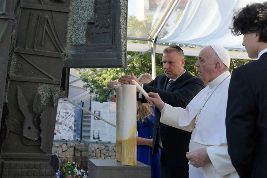 Horrors of Holocaust must not be forgotten, Pope Francis tells Slovak Jews