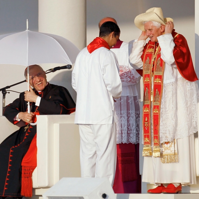 Youths welcome pope to WYD; he asks them to think about faith 
