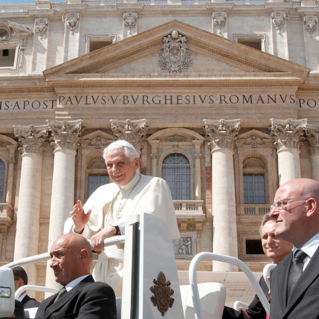 Crying out to God is sign of faith, pope says at audience 