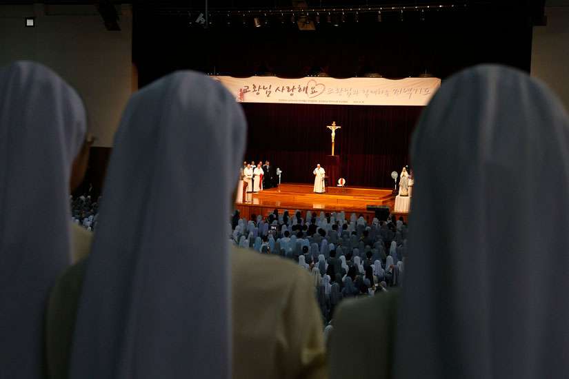 Support Catholic religious in their mission, ministries, pope says