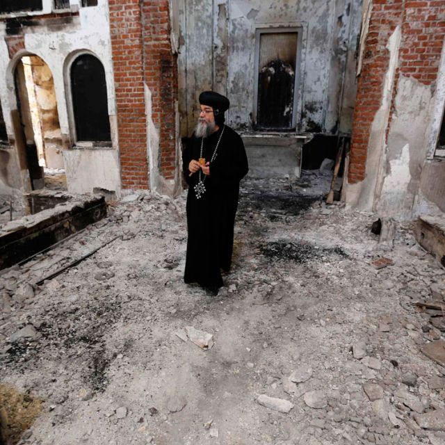 Pope, with Egyptian Catholic leader, prays for Middle East Christians 