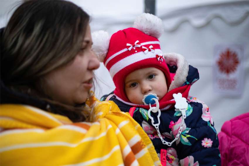 Ukrainian refugees find help in Polish border towns