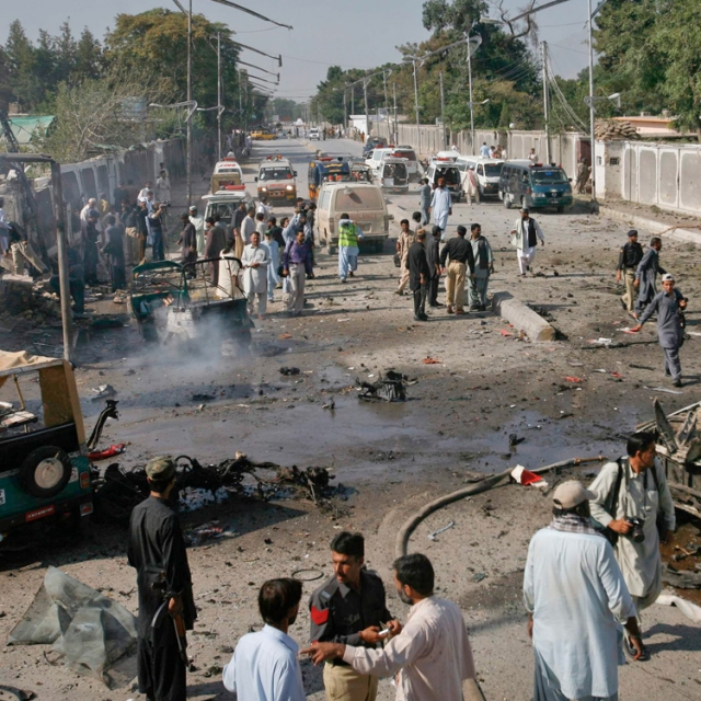 Pakistan suicide bombs shatter windows in church buildings 