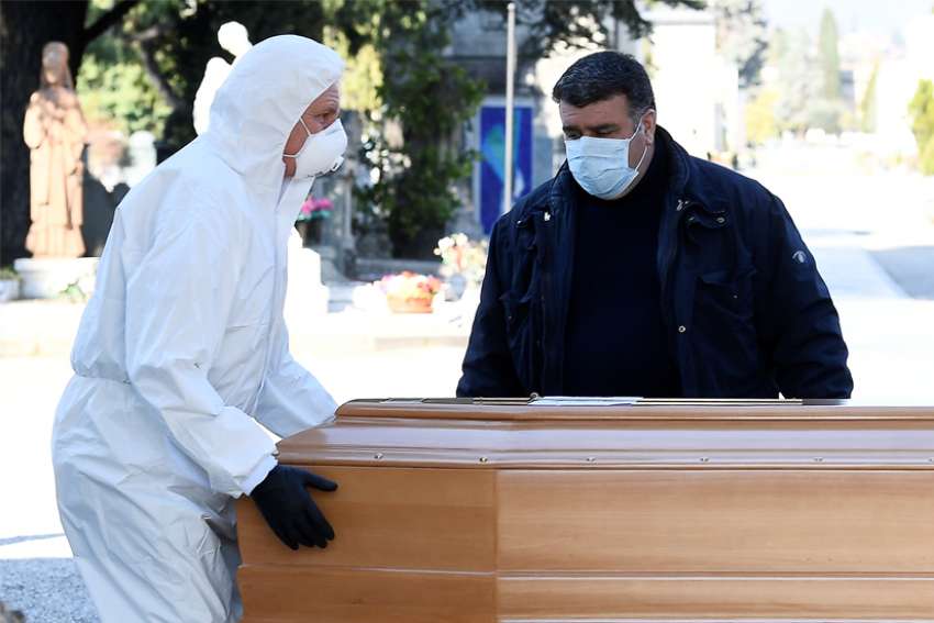 Pope Francis prays for coronavirus victims, workers who died serving others