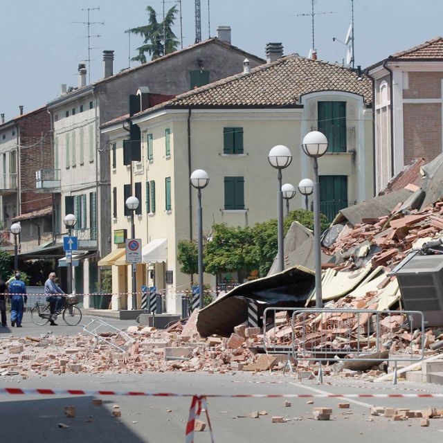 Swiss Guards lay down halberds, volunteer to help Italian quake victims 