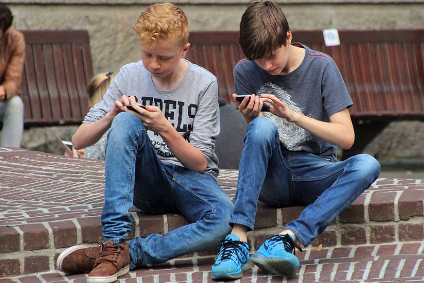 Bob Brehl: France takes bold step to ban mobile phones in elementary schools