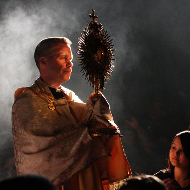 Vatican organizing worldwide, simultaneous eucharistic adoration June 2 