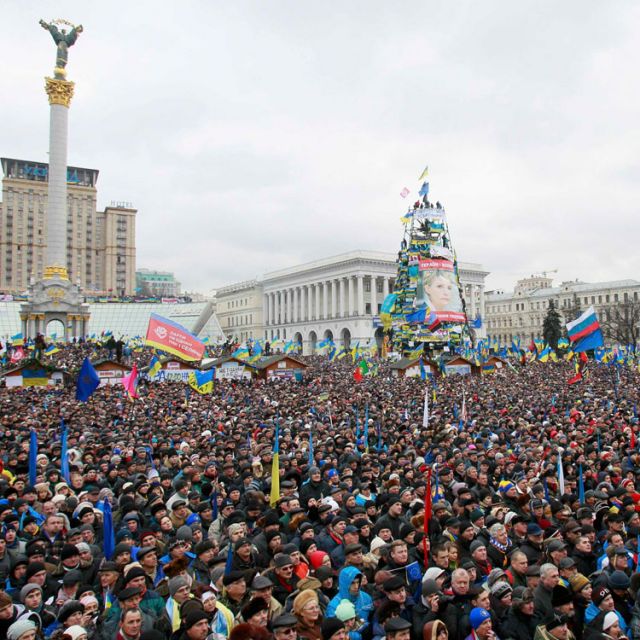 Bishops lead protesters in prayer after night of police action in Kiev 