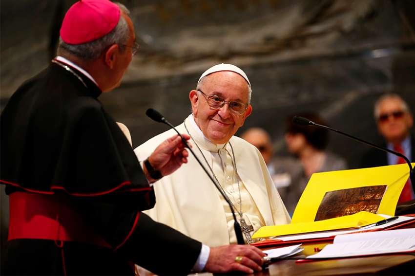 'Selfie' culture leads to alienation, departure from reality, Pope says