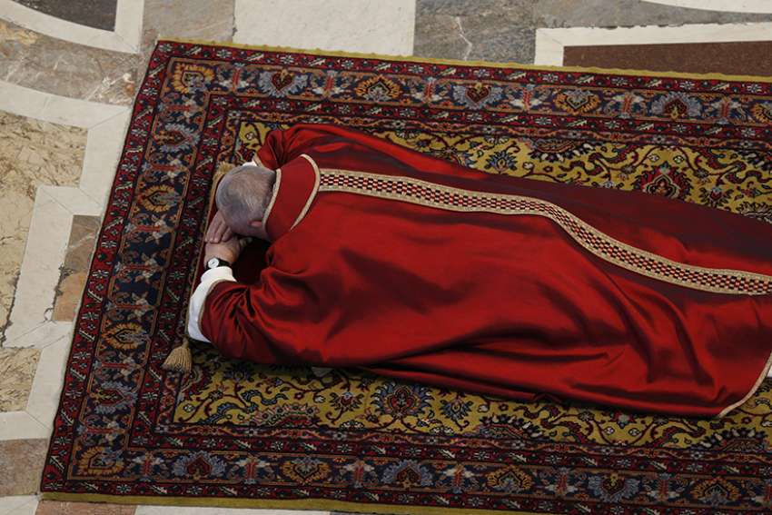 On Good Friday, papal preacher says cross brings hope to the oppressed