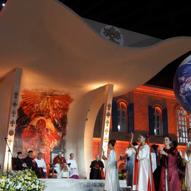 Pope urges Middle East Christian youth to stay and make peace 