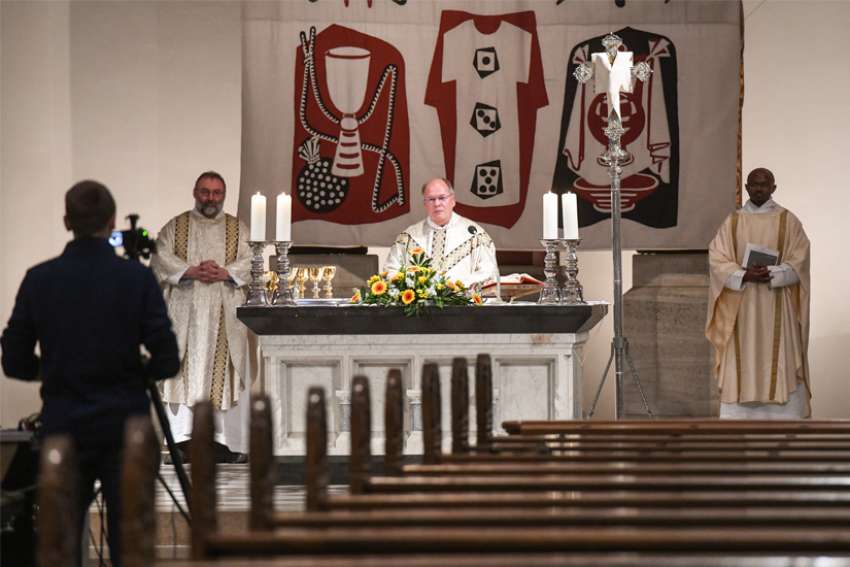 German bishops criticize decision to maintain church service ban
