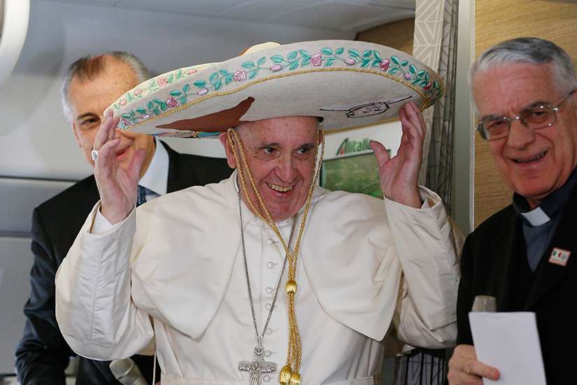 Cookies, sombrero and a shoe shine: Even reporters give Pope gifts