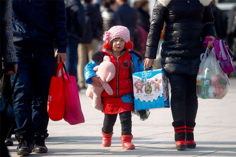 China announces it will change its policy, allow all families 2 children