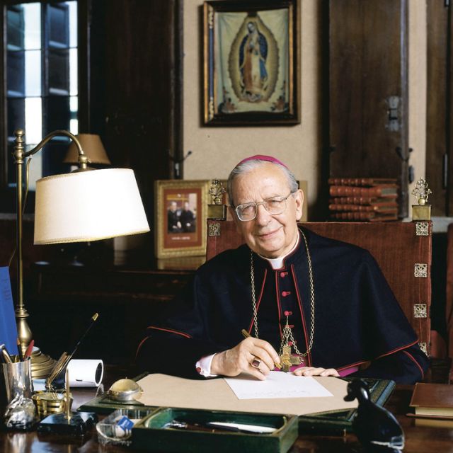 As sainthood cause moves forward, Opus Dei's first prelate Bishop del Portillo praised 