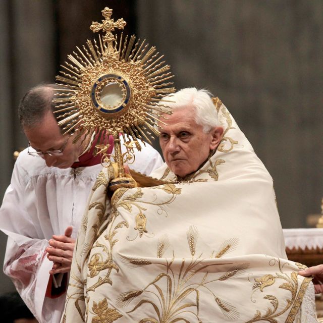Strong bond with God is defining quality of religious life, pope says 
