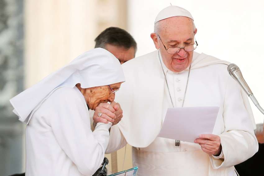 Pope prefers to keep ring-kissing to minimum