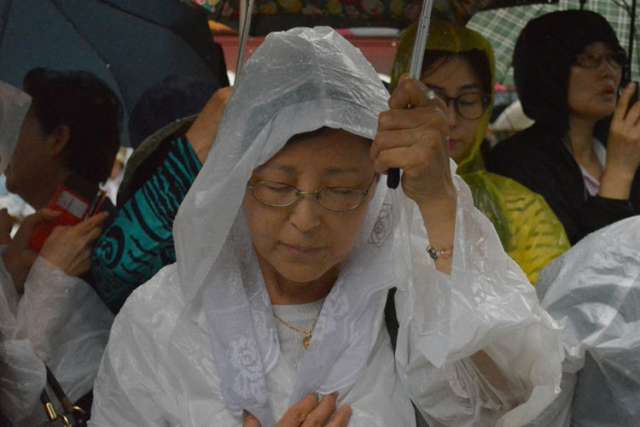 Hundreds brave rain to try to get final glimpse of Pope Francis in South Korea