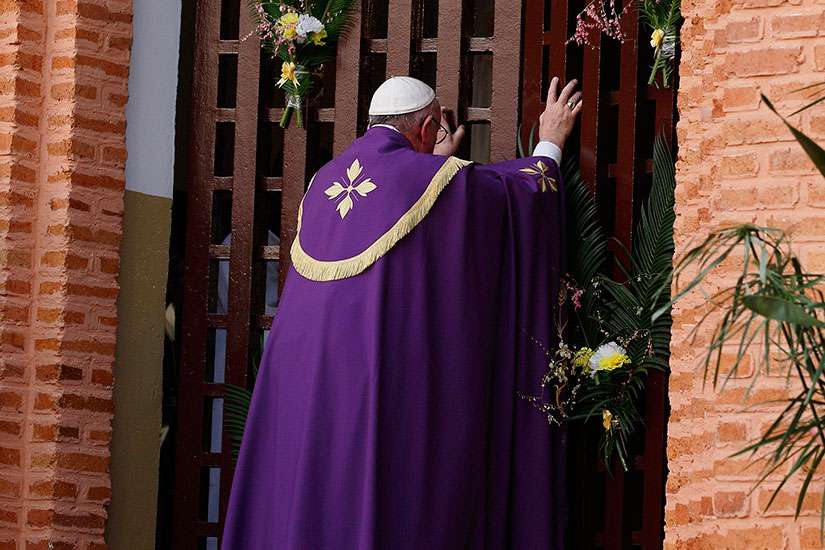 Pope in Bangui: Open the doors of mercy, counter violence with love