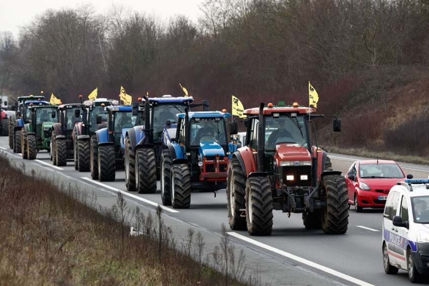 France's Catholic bishops strongly back farmers in their massive protest