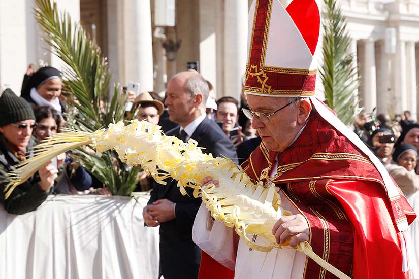 Do not keep quiet, Pope says to youth on Palm Sunday