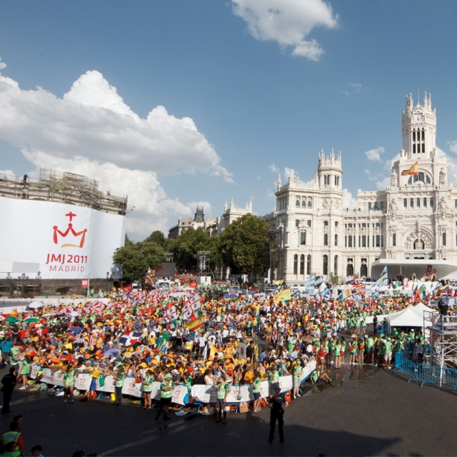 Pope offers challenges to young professors, young religious 