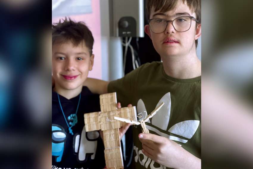 Cross crafting open eyes to Christ’s sacrifice