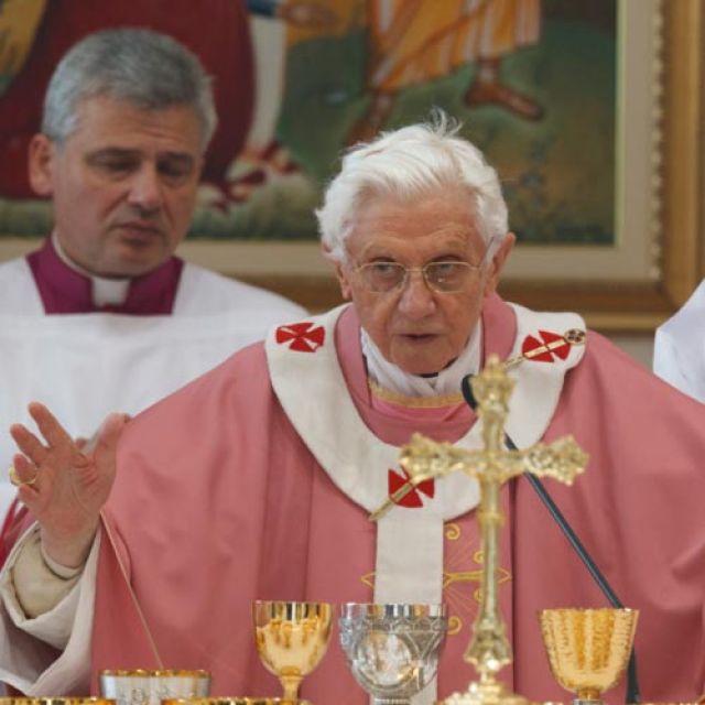 Pope expresses grief over Newtown shooting, calls for acts of peace 
